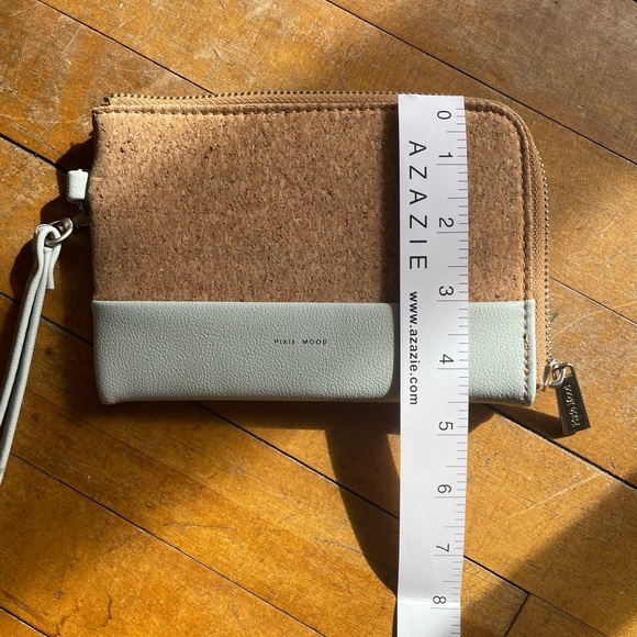 Women’s clutch/wristlet - Picture 5 of 7